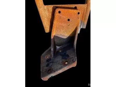 SUPPORT + APPUI DE GARDE BOUE GAUCHE ( JANTE EN R28) 