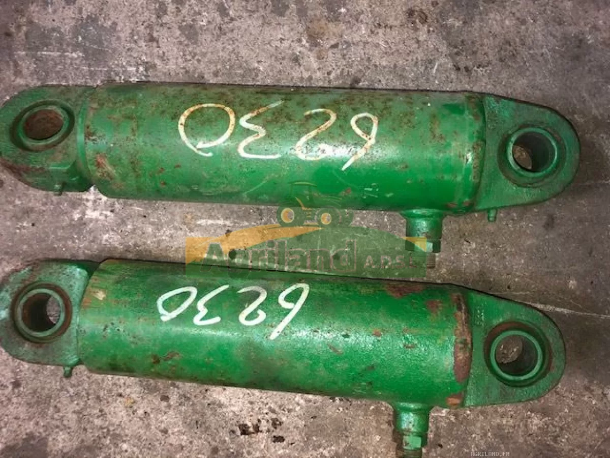 VERIN DE RELEVAGE ARRIERE DROIT ET GAUCHE  LP : 973