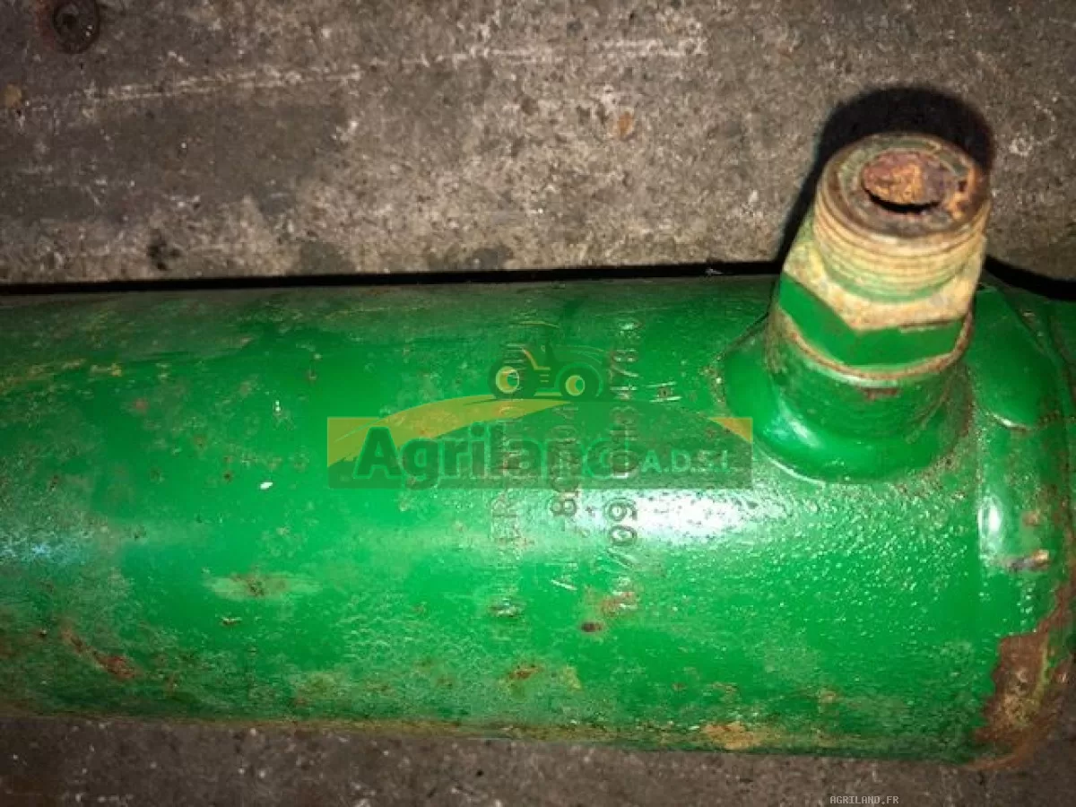 VERIN DE RELEVAGE ARRIERE DROIT ET GAUCHE  LP : 973