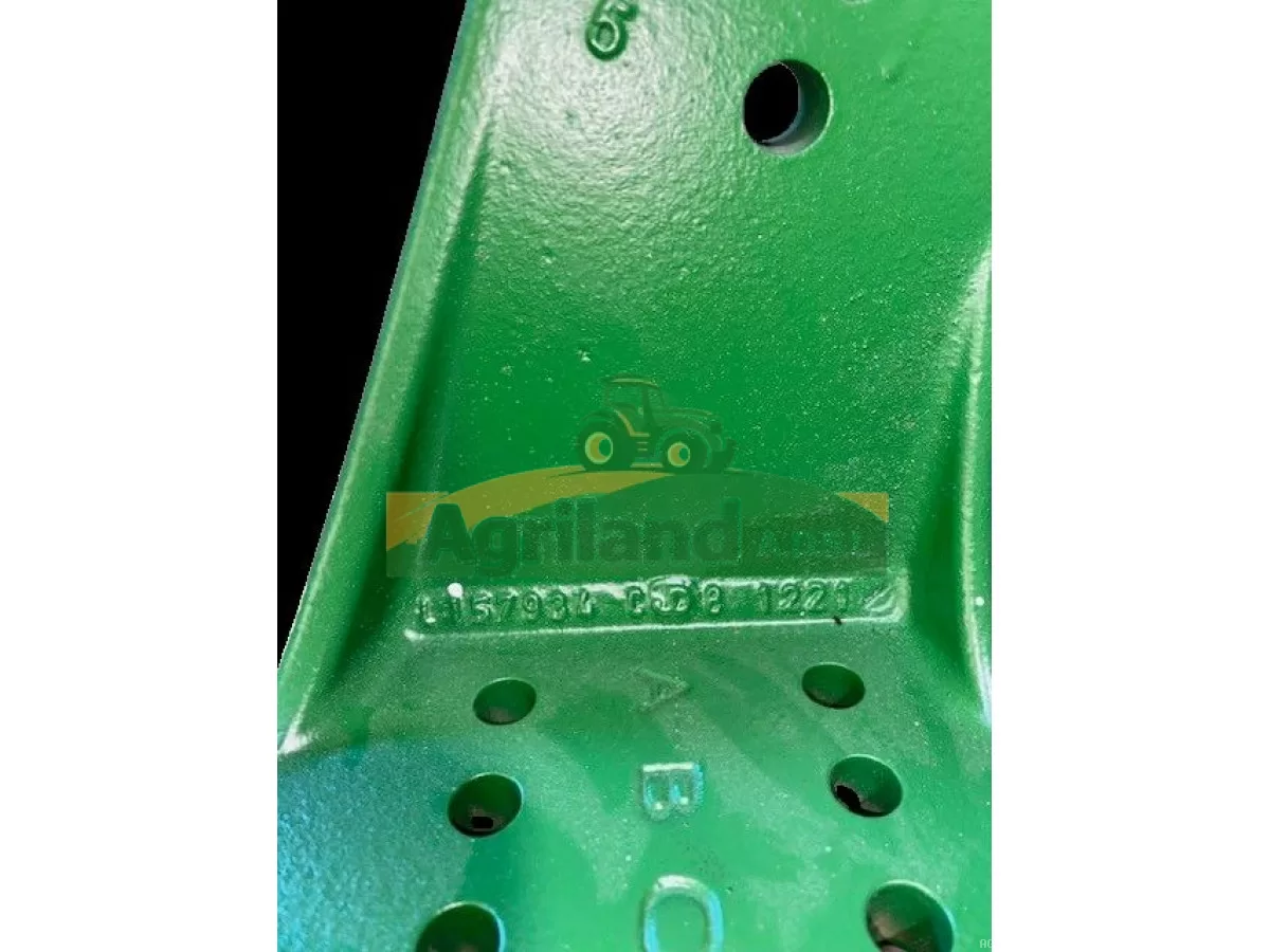 SUPPORT D'AILE AVANT DROIT 