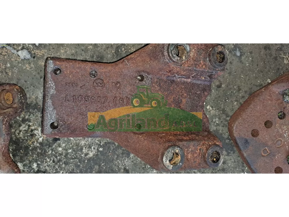 SOCLES SUPPORT D'AILES AVANT  